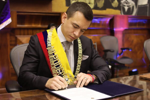 Presidente de Ecuador modifica horario de toque de queda