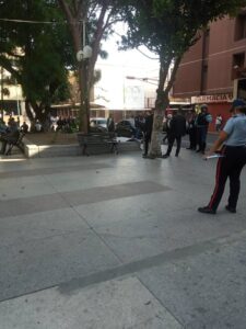 Un hombre de la tercera edad fue encontrado sin vida la mañana de este miércoles en la plaza Pedro León Torres, mejor conocida como plaza “La Moneda”, ubicada frente a la gobernación del estado Lara. Según versiones extraoficiales, la víctima recibió dos puñaladas que acabaron con su vida de manera inmediata. Funcionarios del Cuerpo de Investigaciones, Científicas, Penales y Criminalísticas llegaron al sitio para levantar el cuerpo e iniciar las averiguaciones pertinentes. Se conoció que el hombre era funcionario jubilado de la Policía del estado Lara y tenía el apodo de “El Chigüire”. Residía en la población de Bobare, al oeste de Barquisimeto.