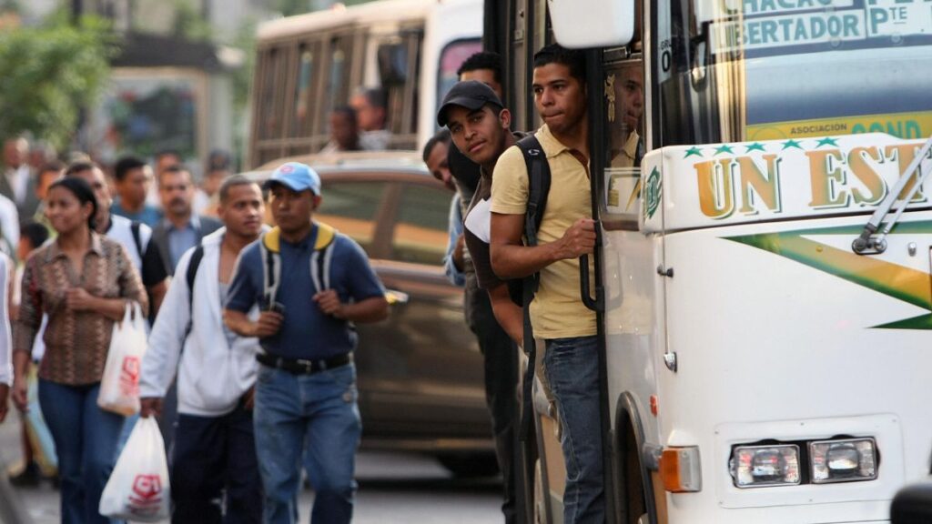 Transportistas se declaran en emergencia y exigen aumento