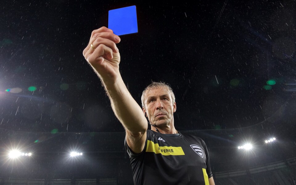 ¡Novedad! Introducirán tarjeta azul en el fútbol profesional