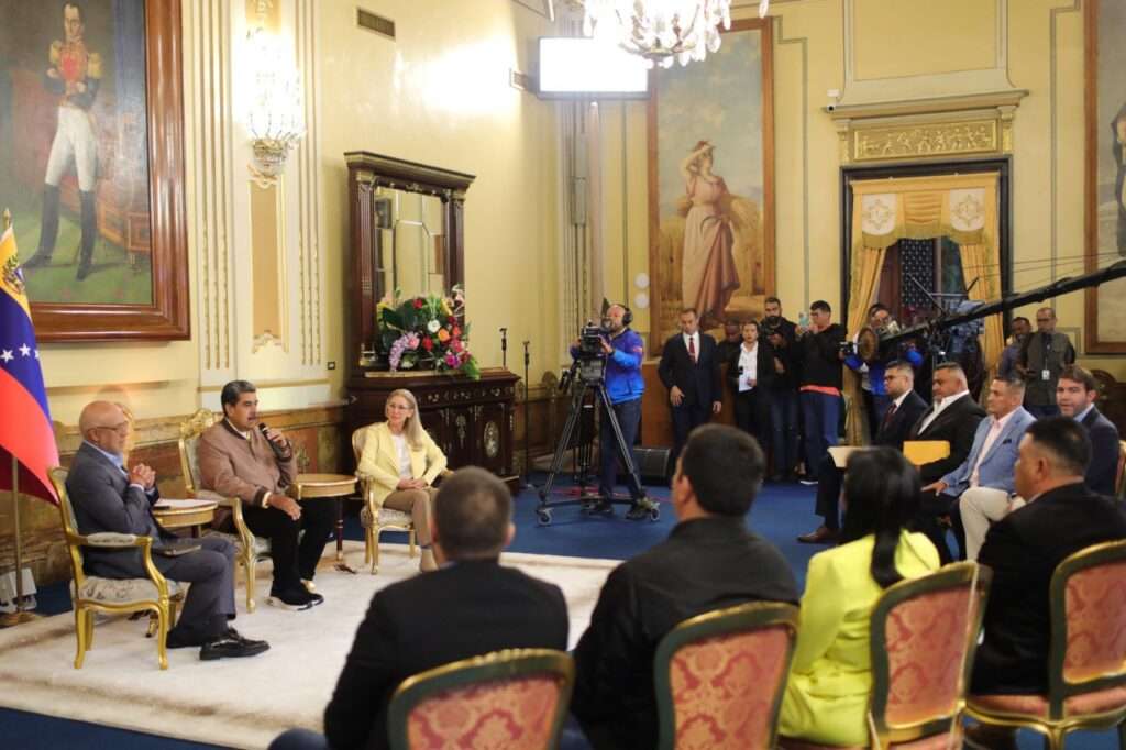 Opositores independientes se reúnen con Nicolás Maduro