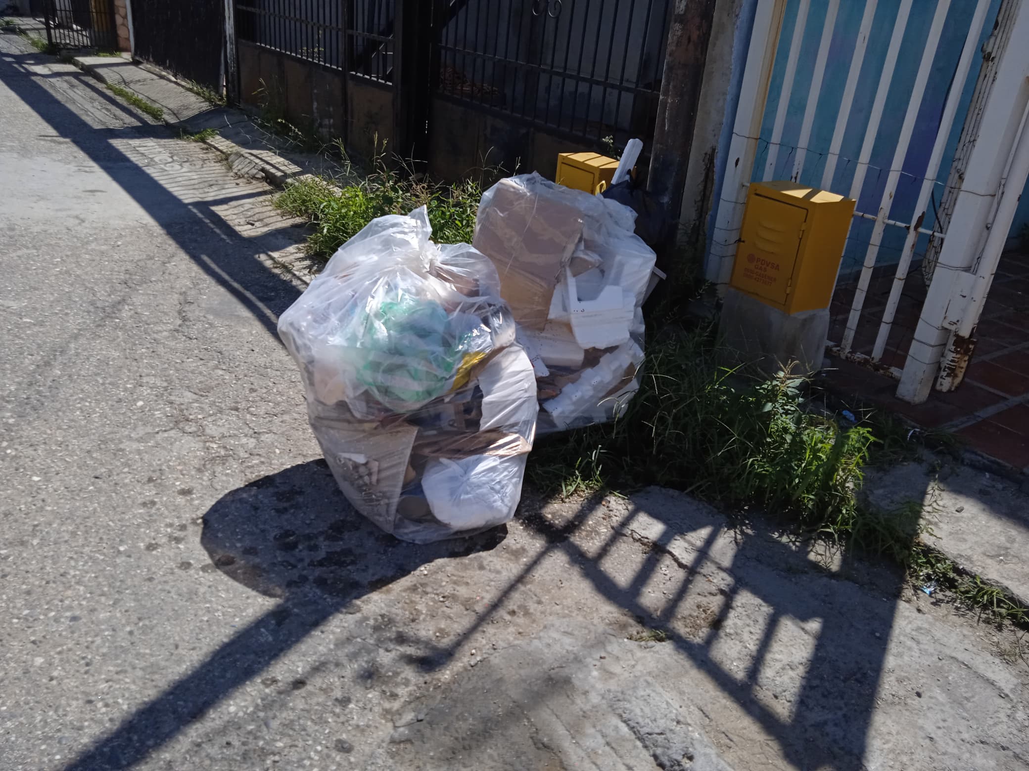 Bolsas de basura en calles de la urbanización La Puerta
