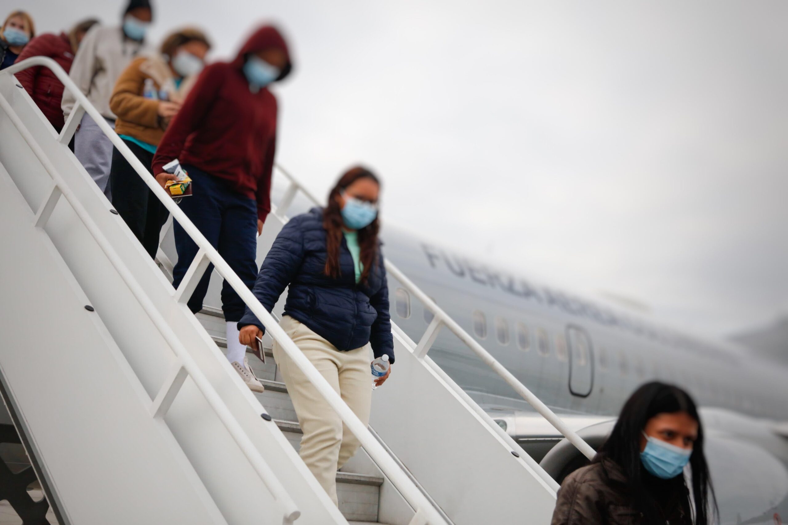 Aterrizan 2 aviones con 200 migrantes deportados de EEUU