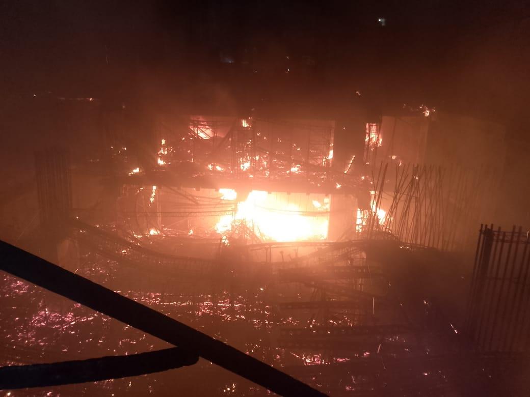 ¡Pánico! Incendio de gran magnitud devora construcción en Las Mercedes de Caracas