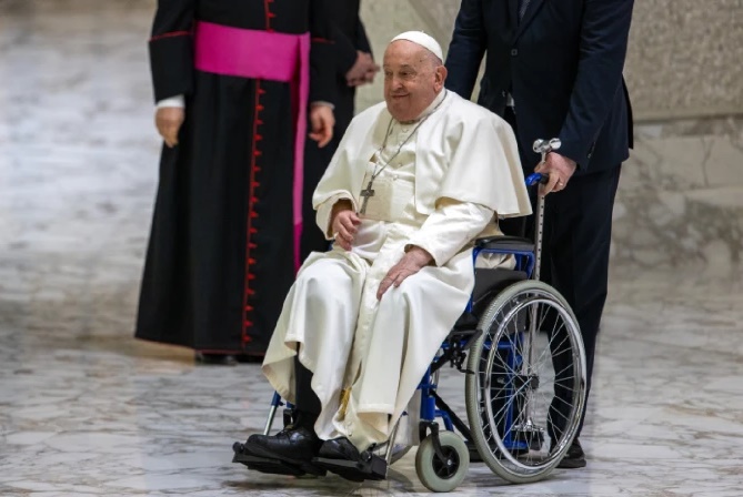 Papa Francisco cancela agenda por infección respiratoria y permanece en hospital