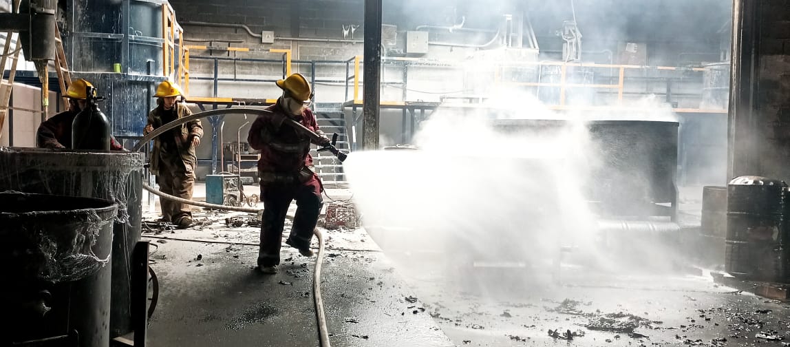 Bomberos de Iribarren controlaron el incendio en fábrica de pinturas.