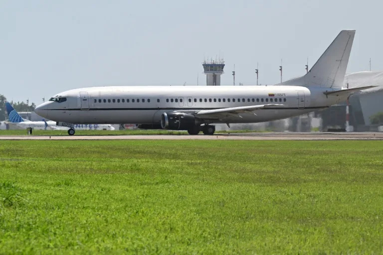 AFP:Venezolanos detenidos en El Salvador regresan en intercambio con EEUU