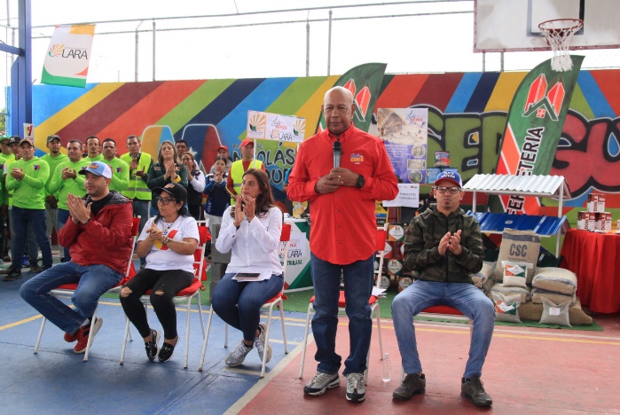 Gobierno de Lara entrega 10 mil láminas de techos para 400 viviendas