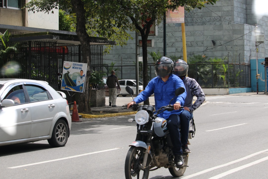 INTT prohíbe llevar niños menores de 10 años en motocicleta