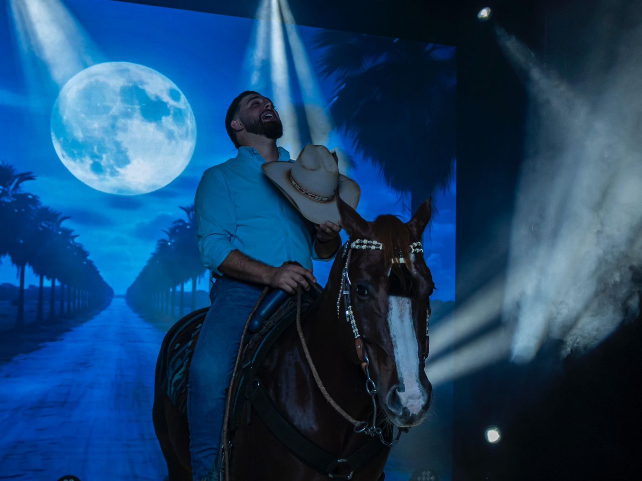 Miguelito Díaz revoluciona la estética visual de la música llanera con su estreno mundial "La Luna y Ella"