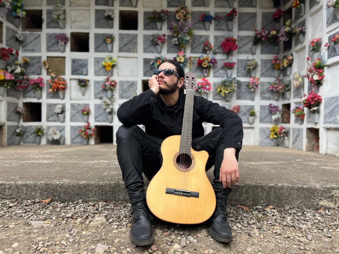 "Vida Gris": Caballero Carli transforma un duelo de 20 años en una pieza de Rock Psicodélico